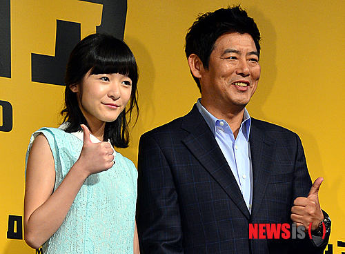 【서울=뉴시스】조종원 기자 = 29일 오전 서울 중구 소공동 웨스틴조선호텔 서울점에서 열린 영화 '미스터 고' 프레스 쇼케이스에서 중국 아역배우 서교와 배우 성동일이 포토타임을 갖고 있다. ‘미스터 고’는 야구하는 고릴라 링링과 그의 매니저인 중국인 15세 소녀 웨이웨이가 한국 프로야구단에 입단해 슈퍼스타가 돼가는 과정을 재미있고 감동적으로 그린 영화다. choswat@newsis.com