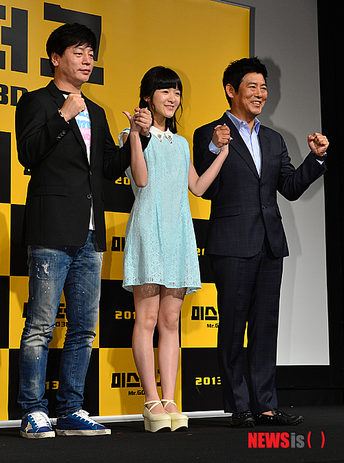 【서울=뉴시스】조종원 기자 = 29일 오전 서울 중구 소공동 웨스틴조선호텔 서울점에서 열린 영화 '미스터 고' 프레스 쇼케이스에서 김용화 감독, 중국 아역배우 서교, 배우 성동일이 포토타임을 갖고 있다. ‘미스터 고’는 야구하는 고릴라 링링과 그의 매니저인 중국인 15세 소녀 웨이웨이가 한국 프로야구단에 입단해 슈퍼스타가 돼가는 과정을 재미있고 감동적으로 그린 영화다. choswat@newsis.com