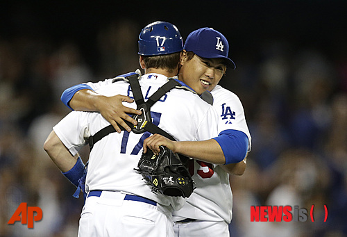 【로스앤젤레스=AP/뉴시스】메이저리그(MLB) 진출 후 첫 완봉승을 거둔 류현진(26)이 경기 후 포수 A.J. 앨리스(왼쪽)를 끌어안으며 감사의 인사를 하고 있다. 류현진은 29일(한국시간) 로스앤젤레스 다저스타디움에서 열린 2013미국프로야구(MLB) LA 에인절스와의 홈경기에 선발등판, 9이닝 무실점으로 호투해 메이저리그 진출 후 첫 완봉승을 거뒀다.&nbsp; 