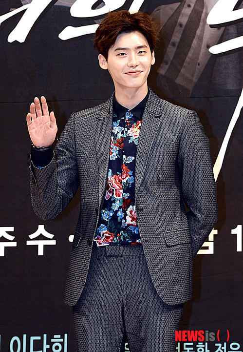 【서울=뉴시스】홍찬선 기자 = 배우 이종석이 29일 오후 서울 양천구 목동 SBS에서 열린 드라마 '너의 목소리가 들려(연출 조수원 , 작가 박혜련)' 제작발표회에서 포토타임을 갖고 있다. SBS 드라마스페셜 '너의 목소리가 들려'는 다음달 5일 첫 방송된다.&nbsp; mania@newsis.com