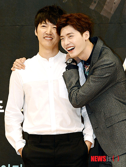 【서울=뉴시스】홍찬선 기자 = 배우 윤상현과 이종석이 29일 오후 서울 양천구 목동 SBS에서 열린 드라마 '너의 목소리가 들려(연출 조수원 , 작가 박혜련)' 제작발표회에서 포토타임을 갖고 있다. SBS 드라마스페셜 '너의 목소리가 들려'는 다음달 5일 첫 방송된다.&nbsp; mania@newsis.com