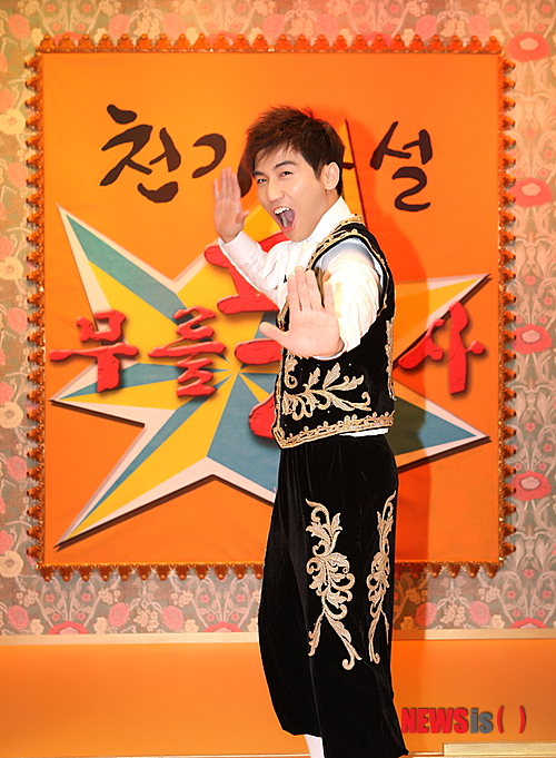 【서울=뉴시스】유상우 기자 = MBC TV ‘황금어장- 무릎팍도사’가 어수선하다. 제작진 교체와 음주운전으로 물의를 빚은 유세윤의 하차 등이 뒤섞였다. 29일 MBC에 따르면, ‘황금어장’은 박정규 CP 대신 박현호 CP가 이끈다. 박정규 CP는 프로그램 개발팀으로 옮겼다. 또 노시용 PD 대신 강영선 PD가 ‘무릎팍도사’를 연출한다. 강 PD는 ‘볼수록 애교만점’ ‘몽땅 내사랑’ ‘엄마가 뭐길래’ 등을 연출했다. CP와 PD가 바뀌면서 자연스럽게 최대웅 작가도 교체됐다. 새 작가는 아직 결정되지 않았다. 강호동, 올라이즈밴드와 함께 프로그램을 진행해온 유세윤은 이날 음주운전으로 사퇴하게 됐다. 유세윤은 29일 오전 4시께 서울 지하철 3호선 신사역 부근에서 술을 마시고 경기 일산경찰서까지 약 30㎞를 운전한 뒤 경찰서에 자수했다. 혈중알코올농도는 면허취소 처분에 해당하는 0.118%였다. MBC 측은 “유세윤이 음주운전을 한 뒤 자수를 했지만, 프로그램 출연은 어려울 것”이라고 전했다. swryu@newsis.com