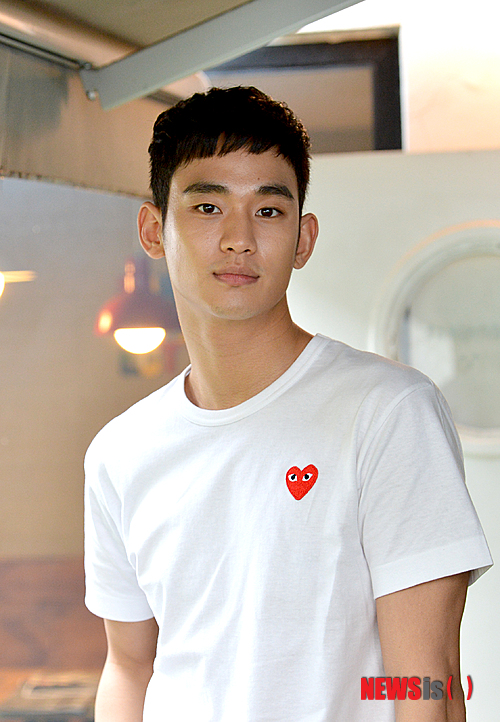 【서울=뉴시스】김영욱 기자 = 웹툰을 원작으로 한 영화 '은밀하게 위대하게'(장철수 감독)에서 극중 북한의 남파특수공작원 원류환 역을 맡은 배우 김수현이 29일 서울 삼청동 한 카페에서 뉴시스와 인터뷰를 하고 있다.&nbsp; mirage@newsis.com