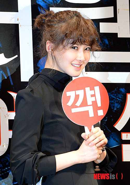 【서울=뉴시스】고범준 기자 = 30일 오전 서울 강남구 신사동 CGV 압구정점에서 열린 영화 '더 웹툰:예고살인' 제작보고회에서 배우 이시영이 취재진을 향해 포즈를 취하고 있다.&nbsp; bjko@newsis.com