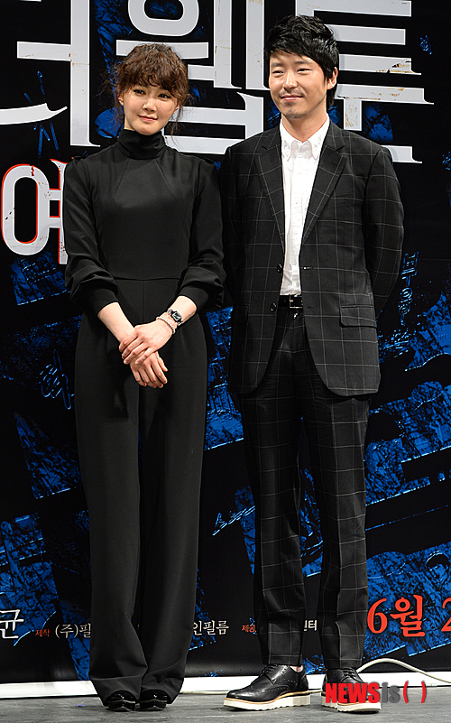 【서울=뉴시스】고범준 기자 = 30일 오전 서울 강남구 신사동 CGV 압구정점에서 열린 영화 '더 웹툰:예고살인' 제작보고회에서 배우 엄기준과 이시영이 취재진을 향해 포즈를 취하고 있다.&nbsp; bjko@newsis.com