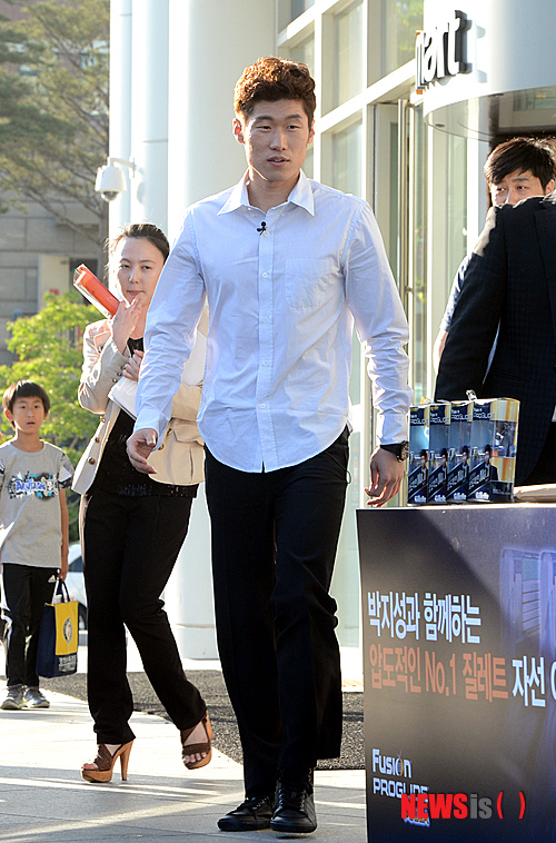 【서울=뉴시스】박상훈 기자 = 박지성이 30일 오후 서울 성동구 이마트 성수점 앞에서 열린 질레트 자선 이벤트에 참석하고 있다. 질레트는 퓨전 프로글라이드 파워가 독일 조사기관 발표 결과 압도적인 1위 면도기로 선정된 것을 기념하고 6월 23일 중국 상하이 아시아드림컵 자선축구 대회를 후원하기 위해 '박지성과 함께하는 압도적인 No.1 질레트 자선 이벤트'를 개최했다.&nbsp; hyalinee@newsis.com