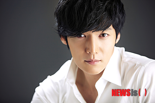 【서울=뉴시스】박영주 기자 = 탤런트 최진혁(28)이 SBS TV 새 수목드라마 ‘왕관을 쓰려는 자, 그 무게를 견뎌라-상속자들’에 출연한다.&nbsp;&nbsp; ‘상속자들’은 ‘파리의 연인’ ‘시크릿가든’ ‘신사의 품격’ 등의 극작가 김은숙씨와 ‘타짜’ ‘마이더스’ 등의 강신효 PD가 만드는 드라마다. 부유층 고교생들의 사랑과 우정을 담는다.&nbsp; 최진혁은 ‘김탄’(이민호)의 이복형이자 대한민국 최고기업 제국그룹의 젊고 능력있는 사장인 31세 ‘김원’역을 맡았다. 외모와 능력 등 모든 것을 다 갖춘 상위 0.1%의 완벽한 남자를 연기한다.&nbsp; 최진혁은 MBC TV ‘구가의 서’를 눈여겨 본 작가 김씨의 러브콜을 받았다.&nbsp; 최진혁은 “그 동안 김은숙 작가의 작품을 정말 재미있게 봤고, 꼭 한번 출연하고 싶다는 생각을 해왔는데 이렇게 함께 하게 돼 영광이다. 믿어준만큼 좋은 연기를 보여주도록 최선을 다해 노력하겠다”고 다짐했다.&nbsp; 하반기 방송 예정이다.&nbsp; gogogirl@newsis.com