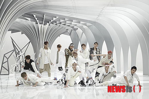 【서울=뉴시스】이재훈 기자 = 그룹 '엑소(EXO)'가 데뷔 1년여 만에 발표하는 정규 1집 'XOXO(키스 & 허그)'가 선주문 30만장을 기록했다. 매니지먼트사 SM엔터테인먼트에 따르면, 6월3일 발매되는 'XOXO'가 선주문량 29만9280장을 올렸다. 한국에서 활동하는 '엑소케이(EXO-K)'와 중국에서 활동하는 '엑소엠(EXO-M)' 뭉친 앨범이다. SM은 "한국, 중국뿐 아니라 세계 팬들의 관심을 받고 있다"면서 "선주문 30만장은 국내 톱가수들도 기록하기 힘든 놀라운 수량인 만큼, 새로운 활동에 대한 기대감을 더욱 높였다"고 전했다. 엑소는 30일 타이틀곡 '늑대와 미녀(Wolf)' 뮤직비디오를 한국어와 중국어 버전으로 공개했다. 같은 날 엠넷 '엠카운트다운'을 통해 타이틀곡 '늑대와 미녀(Wolf)' 첫 무대를 선보였다. 31일 KBS 2TV '뮤직뱅크', 6월1일 MBC TV '쇼! 음악중심', 2일 SBS TV '인기가요'로 무대를 이어간다. realpaper7@newsis.com'