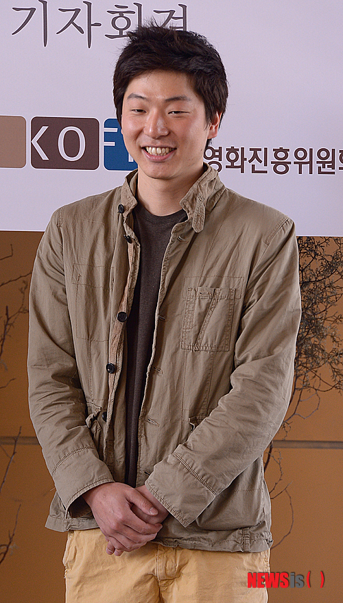 【서울=뉴시스】김인철 기자 = 문병곤 감독이 31일 오전 서울 동작구 아트나인에서 열린 영화 '세이프' 시사회 및 칸 국제영화제 황금종려상 축하 기자회견에서 포토타임을 갖고 있다.&nbsp; yatoya@newsis.com