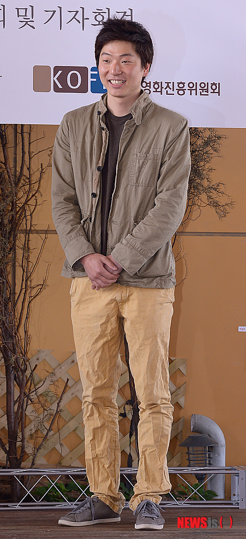 【서울=뉴시스】김인철 기자 = 문병곤 감독이 31일 오전 서울 동작구 아트나인에서 열린 영화 '세이프' 시사회 및 칸 국제영화제 황금종려상 축하 기자회견에서 포토타임을 갖고 있다.&nbsp; yatoya@newsis.com