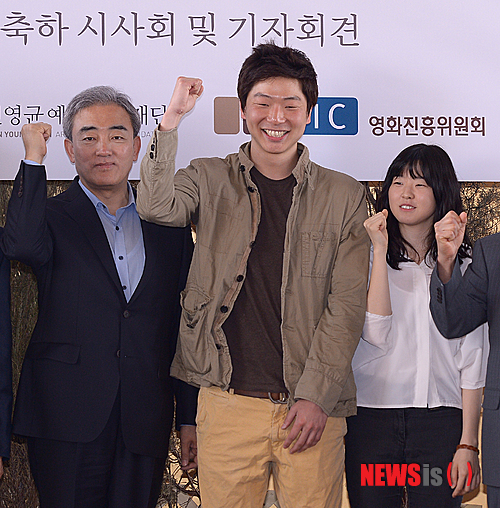 【서울=뉴시스】김인철 기자 = 문병곤(가운데) 감독이 31일 오전 서울 동작구 아트나인에서 열린 영화 '세이프' 시사회 및 칸 국제영화제 황금종려상 축하 기자회견에서 유진룡 문화체육관광부 장관과 파이팅을 외치고 있다.&nbsp; yatoya@newsis.com