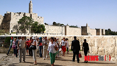 【서울=뉴시스】유상우 기자 = KTV가 2부작 특집 ‘창조경제의 나라, 이스라엘을 가다’를 3, 4일 오후 7시에 방송한다.&nbsp; ‘후츠파(Chutzpah)’와 ‘로시가돌(Roshgadol)’ 정신으로 대표되는 21세기 벤처강국 이스라엘의 사례를 통해 우리나라의 창조경제 발전방안 등을 모색한다.&nbsp; swryu@newsis.com