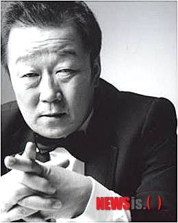 【서울=뉴시스】이재훈 기자 = 올해 데뷔 40년을 맞이한 배우 명계남(61)이 모노 드라마 연극 '콘트라베이스'에 출연한다.&nbsp; 2010년 '아큐-어느 독재자의 고백' 이후 3년 만의 무대 복귀다.&nbsp;&nbsp; 1973년 '동물원 이야기'로 연극을 시작한 명계남은 1985년 잠시 무대를 떠났다. 광고회사 카피라이터, 이벤트 플래너 등 회사원으로 살다가 1995년 초연한 '콘트라베이스'로 컴백했다.&nbsp; 이후 영화와 드라마 출연, '노무현을 사랑하는 사람들의 모임' 회장 등으로 연극계를 떠났다가 2006년 이 작품을 통해 관객과 재회했다.&nbsp; 연극은 '향수' '좀머씨 이야기'로 유명한 독일 소설가 파트리크 쥐스킨트(64)의 동명 단편소설이 바탕이다. 오케스트라 연주회에서 가장 구석 저편 거대한 몸집을 자랑함에도 스포트라이트를 받지 못하는 악기 콘트라베이스를 다루는 연주자의 이야기다.&nbsp; 마음과 열정을 다해 메조소프라노 가수 '사라'를 사랑하고 있으나, 정작 그녀는 이 콘트라베이스의 존재조차 모르고 있다. 결국, 오케스트라라는 계급사회에서 파면을 당하더라도 자신의 사랑을 고백하겠다며 연주회장으로 걸음을 옮기게 된다.&nbsp; 공연기획사 문화아이콘은 "소외돼 버린 콘트라베이스 연주자의 사랑을 스스로의 삶이라 칭하는 배우 명계남이 이 공연을 통해 40년 연기인생의 2막을 펼치고자 한다"고 전했다.&nbsp;&nbsp; 명계남은 올해 2~3편의 연극을 더 올릴 계획이다. 9월에는 오태영 작가의 신작 '1번. 혹은 전설의 고향', 겨울에는 이윤택 연출과 함께 '파우스트'를 선보일 예정이다.&nbsp; 6월14일부터 7월14일까지 서울 대학로 아트원시어터 3관에서 볼 수 있다. 김태수씨가 연출한다. 극단 이다. 3만~4만원. 1666-5795&nbsp; realpaper7@newsis.com 