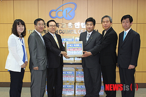 【서울=뉴시스】김정환 기자 = 한국기독교총연합회는 5월29일 100만여 명이 참여한 ‘WCC 부산총회 개최반대’ 서류를 청와대로 발송했다.  1월4일부터 4월16일까지 93일간 전국적으로 벌인 ‘WCC 부산총회 개최 반대 국민서명운동’의 결과물이다. 100만6019명이 뜻을 모았다.  대표회장 홍재철 목사는 “100만명 이상이 WCC 반대 서명운동에 동참했다는 것은 한국교회가 WCC를 강력히 반대하고 있음을 여실히 보여주는 증거”라며 “앞으로도 WCC 반대운동은 더 확산돼 나갈 것”이라고 밝혔다.  홍 목사는 “예장합동을 비롯한 한국교회의 보수교단 뿐만 아니라 대한민국 1200만 성도와 10만 목회자들은 모두 WCC를 반대하리라 생각한다”며 “한기총은 앞으로도 WCC 반대를 위해 총력을 기울여 공산주의를 찬양하고, 혼합주의, 동성연애, 일부다처제를 용인하며 종교다원주의, 개종전도금지주의를 주장하는 WCC가 절대로 한국 땅에 들어오지 못하도록 할 것”이라고 별렀다.  지난달 11일 부산에서 WCC 부산총회 반대 전국대회를 개최한 한기총은 당시 결의대로 6월 중 WCC 본부가 있는 스위스 제네바로 WCC 부산총회 개최 항의 방문단을 파송해 WCC 반대에 대한 강력한 의지를 표명한다는 계획이다.  ace@newsis.com