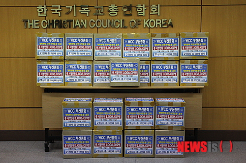 【서울=뉴시스】김정환 기자 = 한국기독교총연합회는 5월29일 100만여 명이 참여한 ‘WCC 부산총회 개최반대’ 서류를 청와대로 발송했다.  1월4일부터 4월16일까지 93일간 전국적으로 벌인 ‘WCC 부산총회 개최 반대 국민서명운동’의 결과물이다. 100만6019명이 뜻을 모았다.  대표회장 홍재철 목사는 “100만명 이상이 WCC 반대 서명운동에 동참했다는 것은 한국교회가 WCC를 강력히 반대하고 있음을 여실히 보여주는 증거”라며 “앞으로도 WCC 반대운동은 더 확산돼 나갈 것”이라고 밝혔다.  홍 목사는 “예장합동을 비롯한 한국교회의 보수교단 뿐만 아니라 대한민국 1200만 성도와 10만 목회자들은 모두 WCC를 반대하리라 생각한다”며 “한기총은 앞으로도 WCC 반대를 위해 총력을 기울여 공산주의를 찬양하고, 혼합주의, 동성연애, 일부다처제를 용인하며 종교다원주의, 개종전도금지주의를 주장하는 WCC가 절대로 한국 땅에 들어오지 못하도록 할 것”이라고 별렀다.  지난달 11일 부산에서 WCC 부산총회 반대 전국대회를 개최한 한기총은 당시 결의대로 6월 중 WCC 본부가 있는 스위스 제네바로 WCC 부산총회 개최 항의 방문단을 파송해 WCC 반대에 대한 강력한 의지를 표명한다는 계획이다.  ace@newsis.com