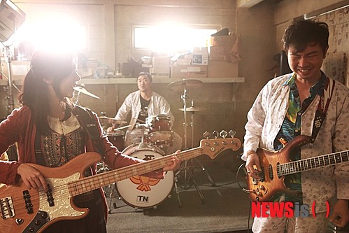 【서울=뉴시스】김정환 기자 = 아이돌 스타가 주연한 영화라기에, 연기가 안 되는 아이돌의 인기나 팔아먹는 ‘뻔한 영화’인줄 알았다. 죽음과 이별을 소재로 하는 영화라기에, 억지로 눈물이나 짜내는 ‘흔한 영화’로만 여겼다.&nbsp; 마지못해 영화관을 찾았고, 비판적인 시각으로 스크린을 주시했다. 그리고 얼마 안 돼 아이돌의 지명도에 편승한 영화라는 선입관을 버렸다. 조금 뒤에는 눈물을 질질 짜내는 영화라는 편견도 거뒀다.&nbsp; ace@newsis.com