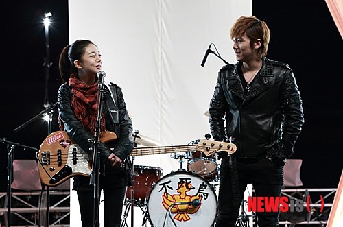 【서울=뉴시스】김정환 기자 = 아이돌 스타가 주연한 영화라기에, 연기가 안 되는 아이돌의 인기나 팔아먹는 ‘뻔한 영화’인줄 알았다. 죽음과 이별을 소재로 하는 영화라기에, 억지로 눈물이나 짜내는 ‘흔한 영화’로만 여겼다.&nbsp; 마지못해 영화관을 찾았고, 비판적인 시각으로 스크린을 주시했다. 그리고 얼마 안 돼 아이돌의 지명도에 편승한 영화라는 선입관을 버렸다. 조금 뒤에는 눈물을 질질 짜내는 영화라는 편견도 거뒀다.&nbsp; ace@newsis.com