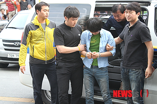 【대구=뉴시스】박준 기자 = 1일 오후 대구 여대생 살해사건의 범인인 J(26)씨가 고개를 숙인 채 대구 중부경찰서로 들어서고 있다. 대구 중부경찰서는 지난달 25일 새벽 6시께 대구 북구 산격동 자신의 원룸에서 여대생 A(22)씨를 성폭행한 뒤 살해한 J씨를 살인 및 사체유기 등 혐의로 검거, 구속영장을 신청할 예정이다.&nbsp; polo5743@newsis.com 