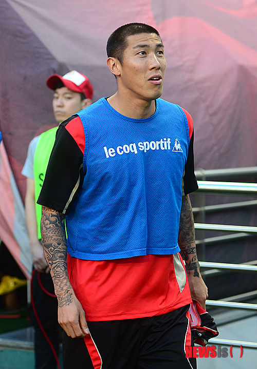 【서울=뉴시스】박종민 기자 = 1일 오후 서울월드컵경기장에서 열린 현대오일뱅크 K리그 클래식 FC 서울과 전남 드래곤즈의 경기에서 차두리(서울)가 그라운드로 들어서고 있다.&nbsp;&nbsp; jmc@newsis.com