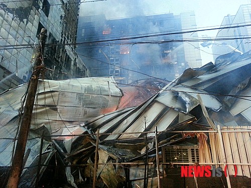 【성남=뉴시스】노수정 기자 = 1일 오후 5시14분께 경기 성남시 중원구 성남동의 재개발 홍보관에서 불이나 소방당국이 헬기까지 동원해 진화 작업을 벌이고 있다.&nbsp; 불은 3층(연면적 1699㎡) 규모의 홍보관을 모두 태운 뒤 옆 12층 규모 오피스텔(279세대)로 옮겨붙어 입주민 수백명이 대피한 것으로 전해졌다.&nbsp; nsj@newsis.com 