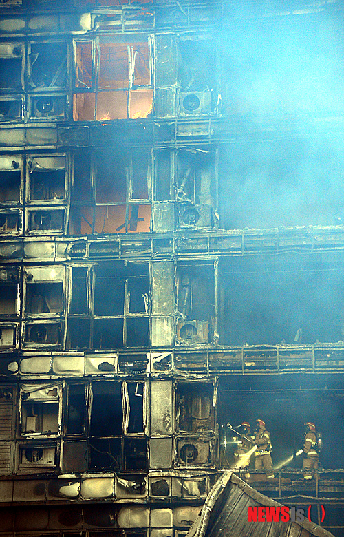 【성남=뉴시스】강종민 기자 = 1일 오후 경기 성남 중원구 재개발 홍보관에서 화재가 발생, 인근 오피스텔로 불이 확산돼 소방대원들이 화재진압을 하고 있다. 이날 화재를 진압하던 노모(50) 소방장이 추락, 병원으로 옮겨져 치료를 받고 있다. ppkjm@newsis.com 
