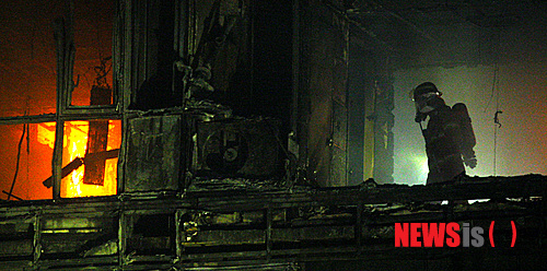 【성남=뉴시스】강종민 기자 = 1일 오후 경기 성남 중원구 재개발 홍보관에서 화재가 발생, 인근 오피스텔로 불이 확산돼 소방대원들이 화재진압을 하고 있다. 이날 화재를 진압하던 노모(50) 소방장이 추락, 병원으로 옮겨져 치료를 받고 있다. ppkjm@newsis.com 
