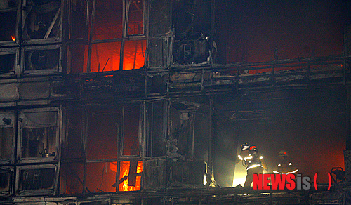 【성남=뉴시스】강종민 기자 = 1일 오후 경기 성남 중원구 재개발 홍보관에서 화재가 발생, 인근 오피스텔로 불이 확산돼 소방대원들이 화재진압을 하고 있다. 이날 화재를 진압하던 노모(50) 소방장이 추락, 병원으로 옮겨져 치료를 받고 있다. ppkjm@newsis.com 