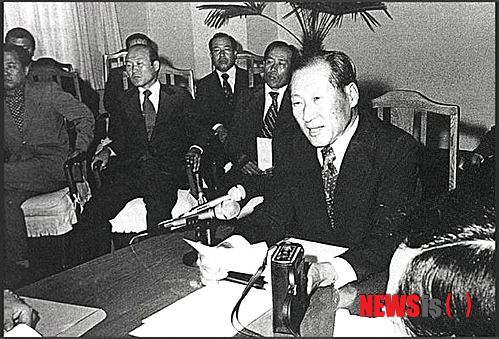 【서울=뉴시스】정주영 회장이 1977년 7월 개인 보유 현대건설 주식 50%를 출연해 아산재단 설립을 발표하고 있다. (사진=아산정주영닷컴 캡쳐)&nbsp; photo@newsis.com