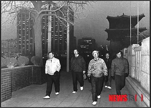 【서울=뉴시스】정주영 회장이 새벽을 가르며 출근하는 모습이다. 왼쪽부터 몽구, 몽준, 몽근, 몽헌. 매일 새벽 3시30분이면 기상해 하루 일과를 시작했던 아산. 청운동 자택에서 아들들과 아침식사를 같이 한 뒤 걸어서 계동 사옥으로 출근하는 것이 관례였다. (사진=아산정주영닷컴 캡쳐)&nbsp; photo@newsis.com