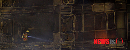 【성남=뉴시스】강종민 기자 = 1일 오후 경기 성남 중원구 재개발 홍보관에서 화재가 발생, 인근 오피스텔로 불이 확산돼 소방대원들이 오피스텔 각 층마다 화재진압과 인명확인을 하고 있다. 이날 화재를 진압하던 노모(50) 소방장이 추락, 병원으로 옮겨져 치료를 받고 있다. ppkjm@newsis.com 