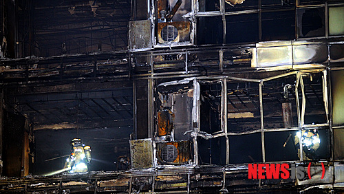 【성남=뉴시스】강종민 기자 = 1일 오후 경기 성남 중원구 재개발 홍보관에서 화재가 발생, 인근 오피스텔로 불이 확산돼 소방대원들이 오피스텔 각 층마다 화재진압과 인명확인을 하고 있다. 이날 화재를 진압하던 노모(50) 소방장이 추락, 병원으로 옮겨져 치료를 받고 있다. ppkjm@newsis.com 