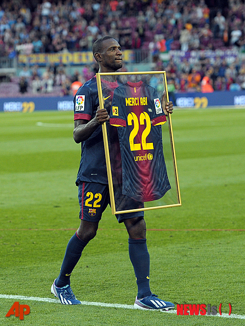 【서울=뉴시스】간 이식 수술의 고통을 극복하고 그라운드에 복귀한 프랑스 축구대표팀 수비수 출신 에리크 아비달(34)이 친정팀 AS모나코(프랑스)로 컴백한다고 9일(한국시간) 구단이 밝혔다. 사진은 FC바르셀로나 시절인 지난달 1일 말라가와의 경기를 끝내고 자신이 유니폼 액자를 받아들고 그라운드를 도는 모습이다. 2013.06.01&nbsp; 