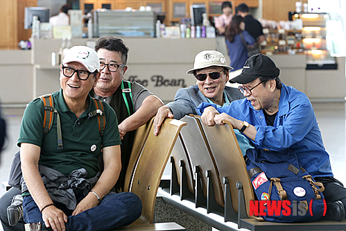 【서울=뉴시스】이재훈 기자 = 탤런트 이서진(42)이 케이블채널 tvN 새 예능프로그램 '꽃보다 할배'에 합류했다. KBS 2TV '해피선데이-1박2일'로 유명한 나영석(37) PD가 연출하는 '꽃보다 할배'에 고정출연한다.&nbsp; '꽃보다 할배'는 평균 76세인 배우 4명이 유럽으로 배낭여행을 떠나면서 벌어지는 이야기를 전하는 리얼리티 예능프로그램이다.&nbsp; 이서진은 맏형 이순재(78)와 둘째 신구(77), 셋째 박근형(73), 막내 백일섭(69) 등 '할배4((H4)'의 짐꾼이자 통역을 맡아 여행 도우미로 나선다.&nbsp; 이서진은 이순재와 드라마 '이산', 박근형과는 '그 여자네 집'과 '불새'에 함께 출연했다. 나 PD와는 '1박2일'에 게스트로 출연하는 등 인연을 맺었다.&nbsp; 나 PD는 "'꽃보다 할배'는 50년을 연기자로 살아온 노배우들이 난생 처음 배낭여행을 떠나는 프로그램"이라면서 "낯선 땅, 낯선 길 위에서 펼쳐질 그들의 여행 이야기가 특별한 재미와 울림으로 다가오지 않을까 예상한다"고 말했다.&nbsp; H4와 이서진은 2일 오후 9박10일간의 유럽배낭여행을 위해 프랑스로 갈 예정이다.&nbsp; 나 PD와 이우정 작가를 비롯해 '1박2일' 제작진이 다시 뭉친 '꽃보다 할배'는 7월 초 방송된다. H4는 페이스북(https://www.facebook.com/flowerH4)을 통해 여행 소식을 알린다.&nbsp;&nbsp; realpaper7@newsis.com 