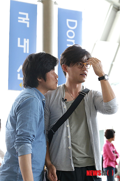 【서울=뉴시스】이재훈 기자 = 탤런트 이서진(42)이 케이블채널 tvN 새 예능프로그램 '꽃보다 할배'에 합류했다. KBS 2TV '해피선데이-1박2일'로 유명한 나영석(37) PD가 연출하는 '꽃보다 할배'에 고정출연한다.&nbsp; '꽃보다 할배'는 평균 76세인 배우 4명이 유럽으로 배낭여행을 떠나면서 벌어지는 이야기를 전하는 리얼리티 예능프로그램이다.&nbsp; 이서진은 맏형 이순재(78)와 둘째 신구(77), 셋째 박근형(73), 막내 백일섭(69) 등 '할배4((H4)'의 짐꾼이자 통역을 맡아 여행 도우미로 나선다.&nbsp; 이서진은 이순재와 드라마 '이산', 박근형과는 '그 여자네 집'과 '불새'에 함께 출연했다. 나 PD와는 '1박2일'에 게스트로 출연하는 등 인연을 맺었다.&nbsp; 나 PD는 "'꽃보다 할배'는 50년을 연기자로 살아온 노배우들이 난생 처음 배낭여행을 떠나는 프로그램"이라면서 "낯선 땅, 낯선 길 위에서 펼쳐질 그들의 여행 이야기가 특별한 재미와 울림으로 다가오지 않을까 예상한다"고 말했다.&nbsp; H4와 이서진은 2일 오후 9박10일간의 유럽배낭여행을 위해 프랑스로 갈 예정이다.&nbsp; 나 PD와 이우정 작가를 비롯해 '1박2일' 제작진이 다시 뭉친 '꽃보다 할배'는 7월 초 방송된다. H4는 페이스북(https://www.facebook.com/flowerH4)을 통해 여행 소식을 알린다.&nbsp;&nbsp; realpaper7@newsis.com 