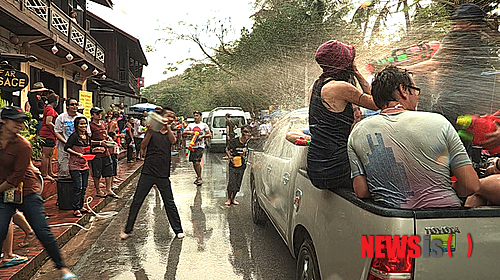 【서울=뉴시스】유상우 기자 = MBC TV ‘세상의 모든 여행’은 3일 오후 6시30분 ‘이동준의 커이커이 빠이, 라오스’ 세 번째 이야기 ‘물의 향연’을 내보낸다.&nbsp; 어머니의 강이라 불리는 메콩강은 라오스인들의 생명의 젖줄이자 아름다운 비경이다. 물과 함께 살아가는 라오스 사람들의 축제에는 물이 빠질 수 없다. 매년 4월은 라오스 최대의 신년 축제인 ‘삐 마이’가 열린다. ‘삐 마이’는 서로가 서로에게 물을 뿌리며 지난해의 나쁜 일들은 모두 잊고 새해의 건강과 복을 기원하는 축제다. 이동준은 ‘삐 마이’ 물 축제에 참여했다.&nbsp; 또 병풍처럼 펼쳐진 산과 그림처럼 흐르는 메콩강을 품고 있는 도시 방비엥도 찾는다. 긴 카약을 타고 강 하류까지 흘러가는 ‘카야킹 투어’는 배낭여행자들을 라오스로 불러들이는 대표적인 즐길거리다.&nbsp; 다양한 물건들로 관광객들의 눈을 사로잡는 라오스 야시장도 돌아본다. 라오스 최대 소수민족인 몽족들이 주로 판매한다고 해서 일명 ‘몽족 야시장’으로 불리는 이곳은 수공예품과 전통의상, 독특한 액세서리 등 다양한 볼거리로 가득하다.&nbsp; swryu@newsis.com