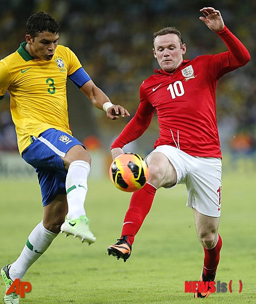 【리우 데 자네이루=AP/뉴시스】웨인 루니(29·맨체스터 유나이티드·오른쪽)는 '잉글랜드 축구의 아이콘'이다. 2014브라질월드컵 유럽 예선 과정에서 팀 내 최다인 7골을 책임진 루니는 본선에서도 가장 믿음직한 공격 카드다. 돌파·슈팅·몸싸움 등에서 타의 추종을 불허하는 기량을 자랑한다. 사진은 지난해 6월2일 브라질 리우 데 자네이루의 마라카나 스타디움에서 열린 브라질과의 평가전에서 티아고 실바(30·파리 생제르맹)와 볼경합을 벌이고 있는 루니의 모습.2014.5.7.