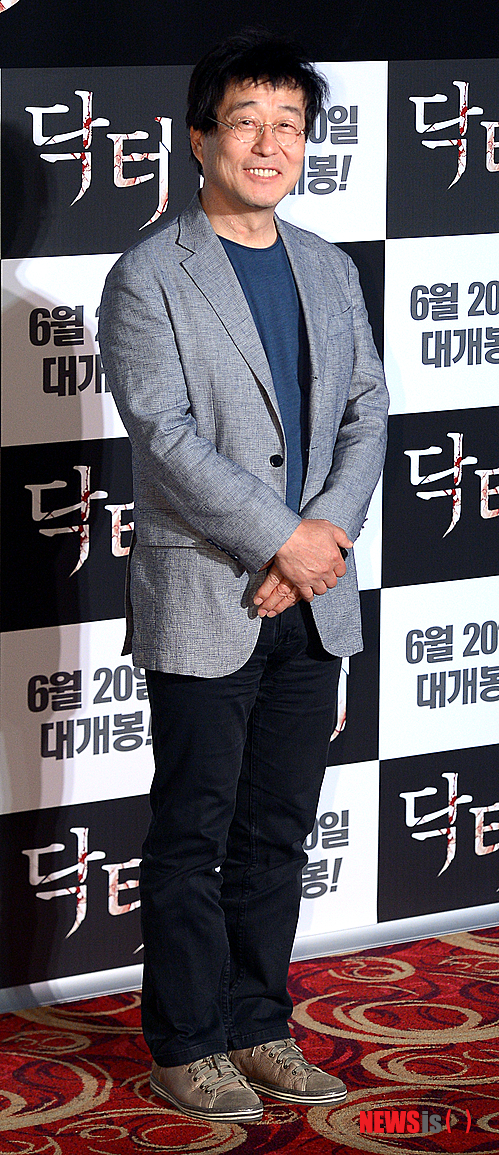 【서울=뉴시스】김인철 기자 = 배우 김창완이 3일 오전 서울 광진구 롯데시네마 건대입구점에서 열린 한국영화 닥터 제작보고회에서 포토타임을 갖고 있다.&nbsp; yatoya@newsis.com