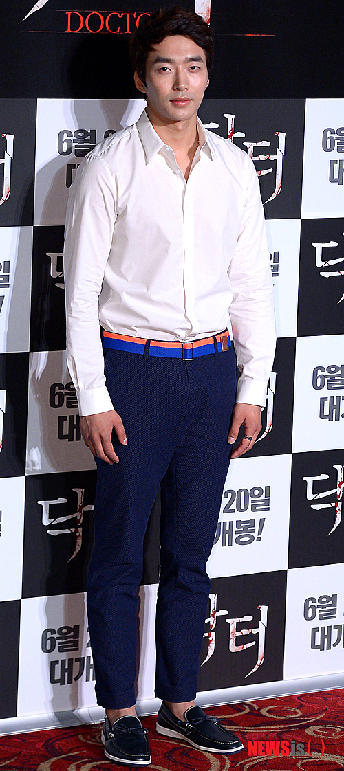【서울=뉴시스】김인철 기자 = 영화배우 서건우가 3일 오전 서울 광진구 롯데시네마 건대입구점에서 열린 한국영화 닥터 제작보고회에서 포토타임을 갖고 있다.&nbsp; yatoya@newsis.com