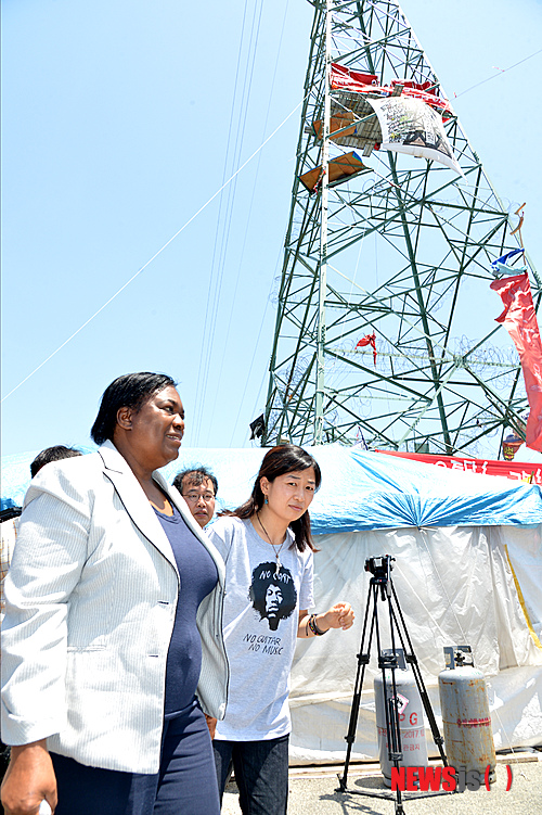 【울산=뉴시스】장지승 기자 = UN 인권옹호자 특별보고관인 마가렛 세카기야가 3일 울산 북구 명촌동 현대자동차 비정규직 철탑농성장에서 실태조사를 벌인 뒤 현장을 빠져 나가고 있다. 마가렛 세카기야 특별보고관은 1시간 가량 현대차비정규직지회 조합원과 간담회를 가졌으며 7일께 조사 결과와 권고 사항을 발표할 예정이다.&nbsp;&nbsp; jjs@newsis.com