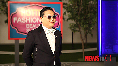 【서울=뉴시스】김정환 기자 = 글로벌 스타 싸이(36)를 앞세운 한국 관광홍보 CF가 3일부터 해외 TV채널을 통해 일제히 방송되기 시작했다.&nbsp; 한국관광공사가 제작한 이 CF는 ‘싸이의 위키코리아(PSY's Wiki Korea)’를 주제로 ‘서울 동대문’, ‘서울 명동 코스메로드’, ‘반찬’, ‘삼겹살’, ‘제주 올레길’ ‘불금’ 등 외국인 관광객들이 선호하는 한국관광의 핵심 아이콘 6가지를 싸이의 재치 있는 입담과 함께 소개하고 있다.&nbsp; 네티즌은 홈페이지(www.ibuzzkorea.com)에 접속, 이들 6가지 아이콘을 포함한 총 27개 아이콘에 온라인 백과사전 ‘위키피디아’처럼 자신이 알고 있는 내용들을 텍스트, 사진, 영상 등으로 채워넣게 된다. 관광공사는 네티즌 참여를 활성화하기 위해 광고 방송과 동시에 온라인과 연계한 캠페인도 벌여 해외 우수 참가자 14명을 선발, 8월 중 6박7일 한국투어 기회를 준다. 투어에는 한류스타도 참여할 예정이다.&nbsp;&nbsp; 관광공사 이참(59) 사장은 “올해는 한국문화의 기(氣), 흥(興), 정(情)을 담고 있으면서 세계적으로 잘 통할 수 있는 한국관광의 아이콘들을 선보이기로 하고 싸이를 모델로 선정했다”면서 “‘강남스타일’과 ‘젠틀맨’으로 유튜브 조회수 2억뷰를 달성할 정도로 싸이는 이미 팝스타 마이클 잭슨처럼 지역과 세대를 아울러 사랑받고 있는 아이콘이다. 따라서 싸이가 주연한 한국관광 해외광고는 세계 소비자의 눈길을 한 번에 사로잡는 CF가 될 것”이라고 자신했다.&nbsp; 관광공사는 싸이 측과 협약에 따라 모델료는 공개하지 않았다. 이 사장은 “싸이의 세계적 위상에 비한다면 상당히 저렴하게 책정됐다”고 귀띔했다.&nbsp; 그동안 한국관광공사의 해외 광고는 해마다 차별화된 한국의 매력을 선보여 왔다. 2010년에는 일본 시장을 겨냥해 ‘욘사마’ 배용준(41)을 모델로 내세웠고, 2011~2012년에는 K팝 열풍에 발맞춰 그룹 ‘2PM'과 ’미쓰에이‘를 기용했다. 지난해 탤런트 박세영(25)이 주연한 ’터치 코리아(Touch Korea)’ 광고는 싱가포르 언론 미디어코프로가 ‘소비자가 꼽은 10대 광고’에 선정했다. 지난해 ‘한국관광 광고 효과 조사’ 결과에서는 광고가 방한 계획에 영향을 줬다고 응답한 비율이 86%에 이르렀다.&nbsp;&nbsp; 이 사장은 “세계 어디에서도 경험하지 못하는 한국만의 매력을 TV CF, 이와 연계한 온라인·SNS를 통해 홍보함으로써 외래객 유치에 앞장서겠다”고 밝혔다.&nbsp;&nbsp; ace@newsis.com