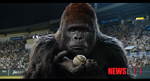 【서울=뉴시스】박영주 기자 = ‘미녀는 괴로워’ ‘국가대표’ 등을 만든 김용화(42) 감독의 새 영화 ‘미스터 고’가 7월 17일 한국, 18일 중국에서 개봉한다.&nbsp; 투자배급사 쇼박스는 “‘미스터 고’가 올 여름 한국과 중국에서 개봉한다. 특히 중국에서는 약 5000여 개 이상의 스크린을 통해 관객들을 만날 예정이다. 애니메이션을 제외한 한국 영화가 한국과 중국에서 동시 개봉하는 것은 ‘미스터 고’가 최초”라고 밝혔다.&nbsp; ‘미스터 고’는 제작 초기 단계부터 중국 3대 메이저 스튜디오 중 하나인 화이브라더스(Huayi Brothers)와 500만 달러 투자, 중국 내 대규모 배급에 대한 파트너십을 체결했다.&nbsp; 100% 대한민국 순수기술로 탄생한 3D입체 디지털 캐릭터를 선보이는 ‘미스터 고’는 야구하는 고릴라 ‘링링’과 15세 매니저 소녀 ‘웨이웨이’(쉬자오)가 한국 프로야구단에 입단, 슈퍼스타로 거듭나는 이야기를 유쾌하게 전한다. 제작비 200억원 이상이 투입됐다.&nbsp; gogogirl@newsis.com