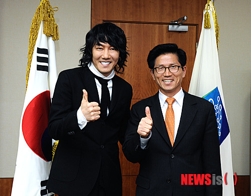 【서울=뉴시스】오제일 기자 = 가수 김장훈이 정전 60주년을 맞아 8월3일 경기 파주 임진각 평화누리공원에서 열리는 '경기도 DMZ 세계평화콘서트'를 기획, 연출한다.&nbsp; 소속사 공연세상은 "경기도가 기획·연출·섭외 등 모든 면에서 최고의 연출자인 김장훈을 최고의 적임자라고 생각해 러브콜을 해왔다. 김장훈은 전미투어 스케줄을 조정하면서까지 총 기획·연출을 약속했다"고 밝혔다.&nbsp; '세계속의 경기도'가 주제다. 국제사회에 평화의 메시지를 전달하는 것이 목표다.&nbsp; 김장훈은 "콘서트의 캐스팅과 기획, 연출안을 90% 정도 완성했다. 단순히 가수들이 나열식으로 나와서 노래만 하는 공연이 아닌 독특한 구성의 캐스팅과 연출, 스토리가 있는 공연을 만들 생각"이라고 전했다.&nbsp; 공연은 스트리밍서비스를 통해 세계로 방송된다. 다큐멘터리로 제작, 역시 세계에 발매한다는 계획이다.&nbsp; 김장훈은 이달 말 귀국, 'DMZ 세계평화콘서트'를 준비한다. 9월부터 미국 투어콘서트를 재개한다.&nbsp; kafka@newsis.com