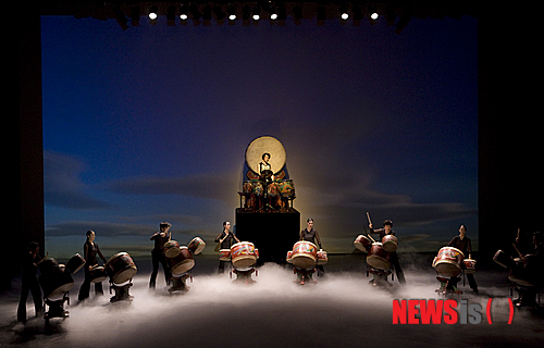 【서울=뉴시스】유상우 기자 = 국립중앙박물관은 8, 9일 오후 3시 박물관 열린마당에서 무료 국악공연을 연다.&nbsp; 8일에는 국립민속국악원 단원들의 사물놀이, 기악합주, 남도 민요, 민속 무용, 단막 창극 등을 선보인다. 9일에는 서울예술단 단원들이 '천고의 소리'를 비롯해 장고춤, 길놀이, 농악 등 한국적 소재의 창작음악극을 공연한다.&nbsp; swryu@newsis.com