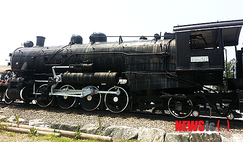 【나주=뉴시스】이창우 기자= 4일 일제강점기를 거쳐 1960년대 후반까지 전국을 누비며 우리민족과 질곡의 역사를 함께했던 증기기관차 '미카5-31호'가 전남 나주의 옛 영산포역 광장 한 켠에서 녹이 슨 채 방치되고 있어 안타까움을 주고 있다. lcw@newsis.com