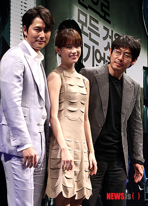 【서울=뉴시스】박상훈 기자 = 4일 오전 서울 압구정 CGV에서 열린 영화 '감시자들'(감독 조의석 김병서) 제작발표회에서 정우성, 한효주, 설경구와 김병서, 조의석 감독이 포즈를 취하고 있다. hyalinee@newsis.com