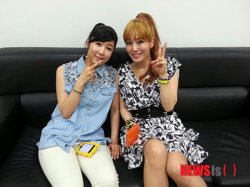 【서울=뉴시스】이재훈 기자 = MBC TV 월화극 '구가의 서' OST '마이 에덴'으로 주목 받고 있는 팝페라가수 이사벨(33)과 KBS 2TV '미녀들의 수다'의 일본인 후지타 사유리(34)가 '절친'을 맺었다.&nbsp; 4일 홍보사 에이엠지글로벌에 따르면, 최근 MBC TV '세 바퀴' 녹화현장에서 우연히 같은 분장실을 쓰게된 두 사람은 급속도로 가까워졌다.&nbsp; 에이엠지글로벌은 "이사벨과 사유리가 미국과 일본에서 오랜 기간 생활하다 한국이라는 새로운 환경에 적응해나간다는 공통점 때문에 자연스럽게 친밀감을 보였다"고 전했다.&nbsp; "전화번호를 교환하고 사진촬영까지 함께한 두 사람은 서로의 공통 관심사가 '재능기부'라는 사실을 확인하고, '다문화 어린이들을 위한 나눔 프로젝트'를 같이 진행하자는 계획까지 이끌어냈다"고 밝혔다.&nbsp; realpaper7@newsis.com 