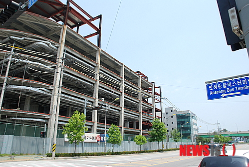 【안성=뉴시스】김기원 기자 = 경기 안성시는 5년 동안 도시흉물로 전락한 복합상가 건물을 철거하는 방안을 검토한다고 4일 밝혔다. 사진은 5년 동안 방치된 복합상가 건물 모습.&nbsp; kkw517@newsis.com 