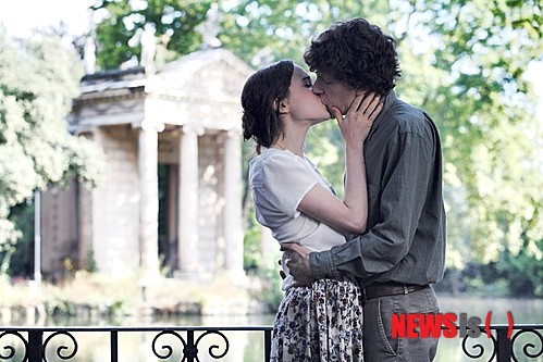 【서울=뉴시스】김정환 기자 = CJ CGV의 다양성영화 전문브랜드 무비꼴라쥬는 6월 ‘무비꼴라쥬 데이’ 상영작으로 우디 앨런(78) 감독의 코미디 ‘로마 위드 러브’를 선정했다.&nbsp; 지난달 무비꼴라쥬가 론칭한 ‘무비꼴라쥬 데이’는 매월 첫째주 화요일 오후 8시 전후로 무비꼴라쥬의 대표작을 무비꼴라쥬 상영관뿐 아니라 용산, 왕십리, 영등포 등 전국 31개 CGV 일반극장으로 확대상영하는 행사다.&nbsp;&nbsp; 5월에는 ‘지슬: 끝나지 않은 세월 2’(감독 오멸)가 34개 극장에서 상영됐다.&nbsp; ‘로마 위드 러브’는 수십년 만에 로마로 돌아와 순수했던 젊은 시절 자신의 첫사랑을 되돌아 보는 성공한 건축가의 이야기, 로마 여행을 왔다가 우연히 만난 다른 남녀에게 빠져드는 예비 부부의 이야기, 자고 난 뒤 뜻밖의 스타가 된 평범한 시민의 이야기, 노래 잘하는 바깥 사돈을 이용해 자신의 잃어버린 꿈을 되찾으려는 은퇴 노인의 이야기 등이 과거와 현재가 교차하는 낭만의 도시 이탈리아 로마를 배경으로 흥미진진하게 펼쳐진다.&nbsp; 앨릭 볼드윈(55) 엘런 페이지(26) 제시 아이젠버그(30) 페넬로페 크루즈(39) 로베르토 베니니(61) 등 할리우드와 유럽의 배우들이 출연했다. 특히 앨런 감독이 은퇴 노인을 맡아 오랜만에 익살스런 연기를 펼친다.&nbsp; CGV 무비꼴라쥬 극장팀 한승희 팀장은 “무비꼴라쥬 데이는 영화 다양성 확대를 위한 무비꼴라쥬의 새로운 시도로 6월에 선정된 ‘로마 위드 러브’를 통해 거장의 마르지 않는 상상력을 만나는 유쾌한 시간이 될 것으로 기대한다”고 전했다. 관람료는 5000원이다.&nbsp; ace@newsis.com