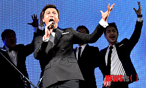 【서울=뉴시스】조종원 기자 = 4일 오후 서울 강남구 역삼동 LG아트센터에서 열린 뮤지컬 '스칼렛 핌퍼넬' 제작발표회에서 배우 박건형이 멋진 무대를 선보이고 있다.&nbsp; 뮤지컬 '스칼렛 핌퍼넬'은 1997년 브로드웨이 초연 이후 일본, 독일, 스웨덴, 멕시코 등 18개국 무대에 올라 세계적인 명성을 얻어왔으며 지킬 앤 하이드, 황태자 루돌프 등을 작곡한 프랭크 와일드혼의 드라마틱한 선율과 히어로의 이중생활이라는 매혹적이고 탄탄한 드라마가 만나 탄생한 작품이다.&nbsp; choswat@newsis.com