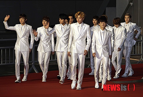 【서울=뉴시스】이재훈 기자 = 이수만(61) SM엔터테인먼트 회장의 아들이 그룹 '엑소' 정규 1집의 작사에 참여했다. SM에 따르면, 이 회장의 장남 이현규(19)군은 전날 발매된 엑소의 정규 1집 'XOXO' 수록곡 '렛 아웃 더 비스트(Let Out The Beast)'에 작사가로 이름을 올렸다. '렛 아웃 더 비스트'는 강렬한 보컬과 사운드가 인상적인 곡으로 내면에 숨겨온 개성과 강인함을 표출하라는 메시지를 노랫말에 녹여 넣었다. 앞서 이군은 2010년 SM 소속 그룹 '소녀시대'의 미니앨범 '훗(HOOT)'의 동명 타이틀곡 작사에도 참여했다. SM은 "두 곡을 제작하는 과정에서 타이밍이 맞아 참여하게 됐다"고 전했다. 이군은 지난해 이 회장이 미국 스탠퍼드 대학에서 한류 특강을 할 때 통역을 맡아 주목받은 바 있다. realpaper7@newsis.com